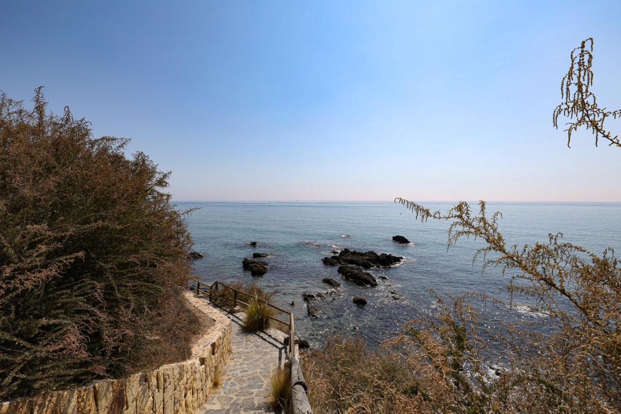 082 - Stunning Sea Views Beachfront Apartment Беналмадена Екстериор снимка