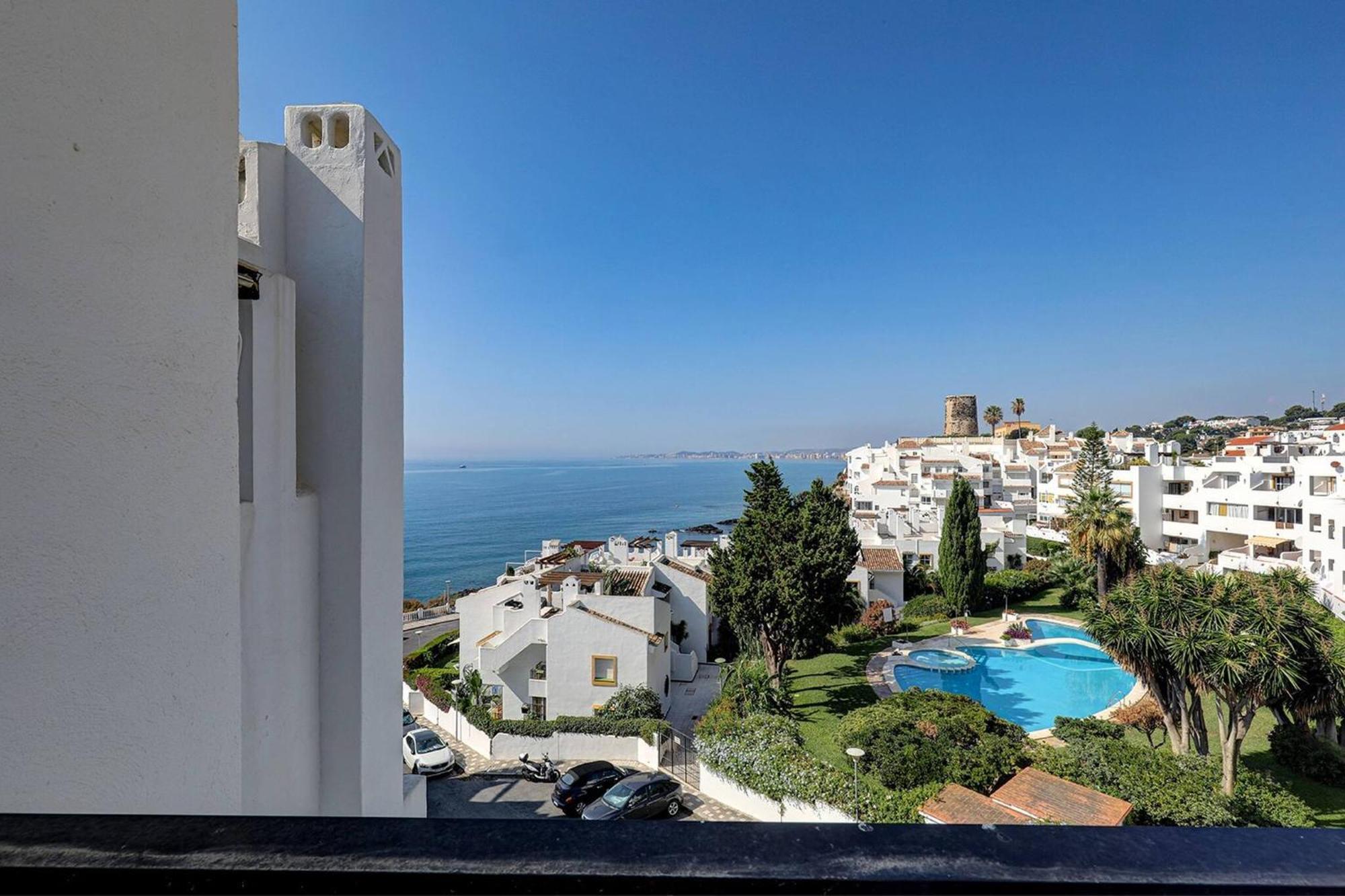 082 - Stunning Sea Views Beachfront Apartment Беналмадена Екстериор снимка